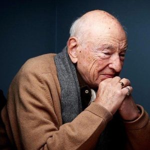Edgar Morin reflexionando con las manos entrelazadas, retrato del filósofo y sociólogo francés impulsor del pensamiento complejo.