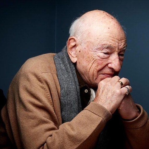 Edgar Morin reflexionando con las manos entrelazadas, retrato del filósofo y sociólogo francés impulsor del pensamiento complejo.